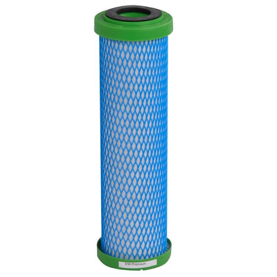 "Fotografie der aufrecht stehenden Carbonit EM-NFP Premium 5 Filterpatrone mit blauem Gewebe und grünen Endkappen."