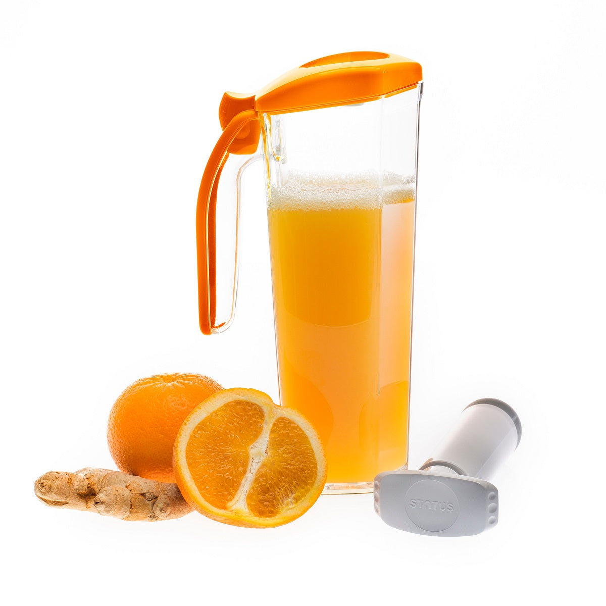 Foto eines 1-Liter-Saft-Vakuumbehälters mit Griff, zu 3/4 mit Orangensaft gefüllt. Neben dem Behälter befinden sich eine ganze Orange, eine halbe Orange mit einem Stück Ingwer und die kleine Handpumpe.