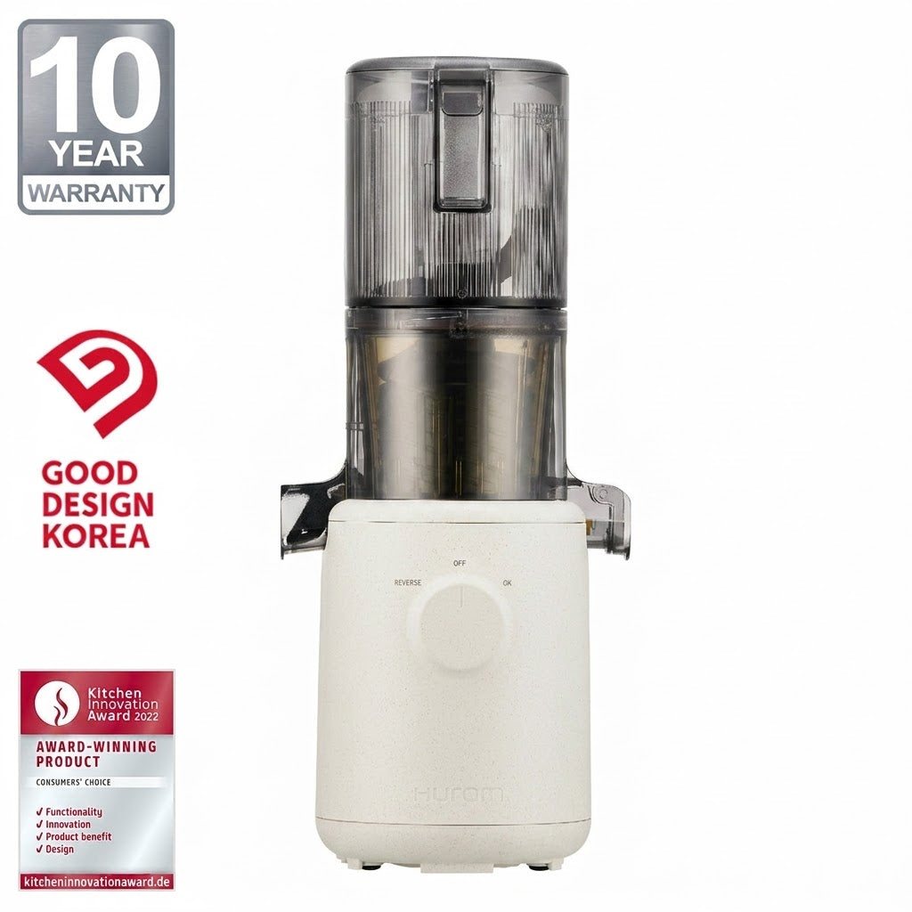 Hurom_H310A_Marble Slow Juicer in Weiß auf weißem Hintergrund, links Award-Logos (10 J. Garantie, Good Design, Kitchen Innovation).