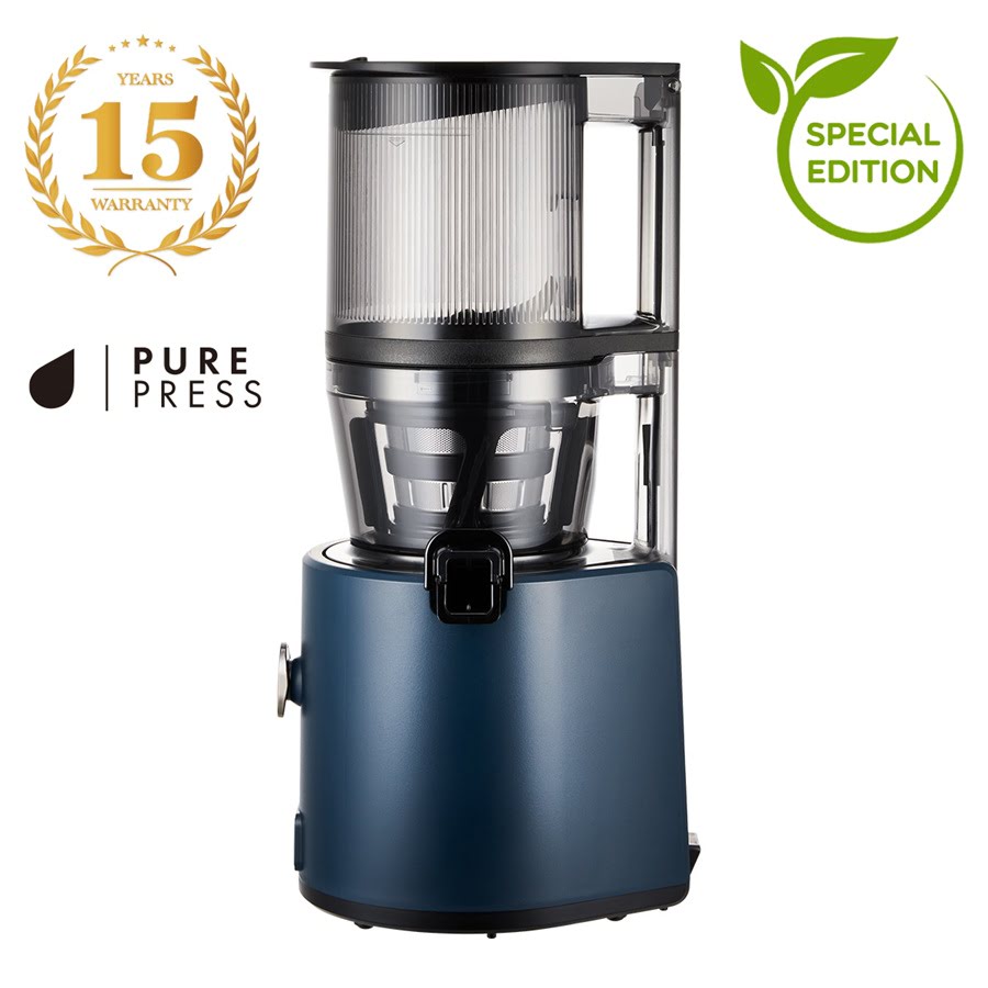 Hurom H330P Slow Juicer in Deep Blue, schräge Vorderansicht mit Special Edition Logo und 15 Jahren Garantie.