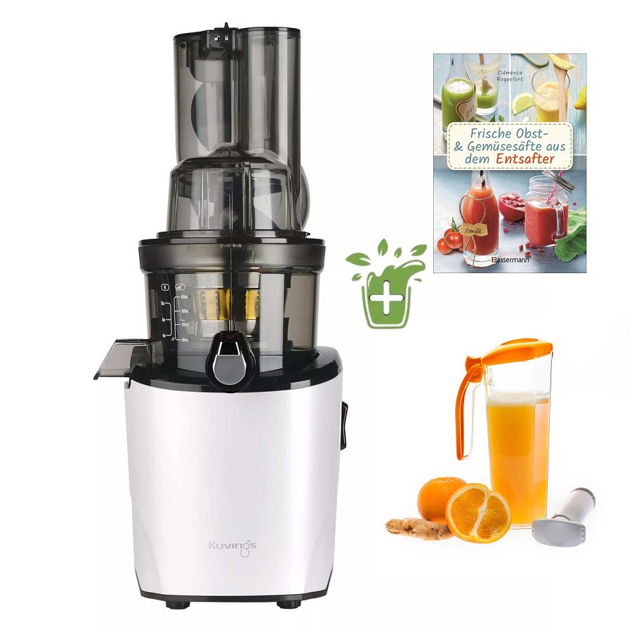 Ein Foto, das die Vorderseite des alleinstehenden vertikalen Kuvings Revo830 in Weiß zeigt. Der Juicer steht auf einem weißen Tisch mit einem weißen Hintergrund und Werbegeschenken.