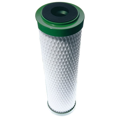 Eine Carbonit NFP Premium-9 Filterpatrone mit grünen Endkappenringen. Die Filterpatrone steht aufrecht auf einer ebenen Fläche.