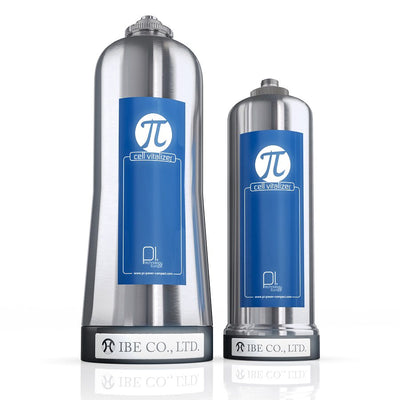 Zwei silberne Wasserfilter "π cell vitalizer" mit PI-Logo auf schwarzem Untergrund. Der größere ist doppelt so hoch wie der kleinere. Beide haben einen blauen Streifen mit "cell vitalizer". Unten steht "IBE CO., LTD.