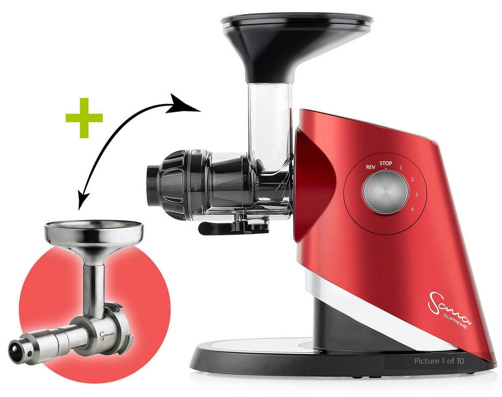 Roter Sana 727 Supreme Slow Juicer mit optionaler Edelstahl-Ölpresse, Saft- und Fruchtfleischbehältern und weißem Hintergrund, perfekt für frische und gesunde Säfte und Öle.