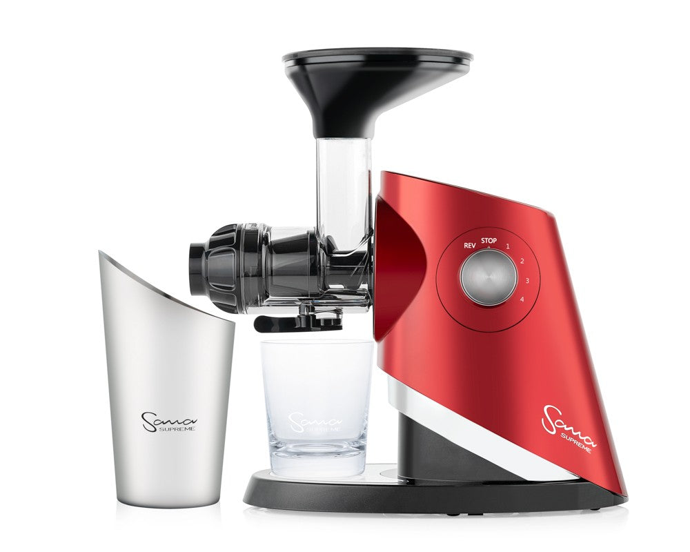 Roter Sana 727 Supreme Slow Juicer mit Saft- und Fruchtfleischbehältern und weißem Hintergrund, perfekt für frische und gesunde Säfte.