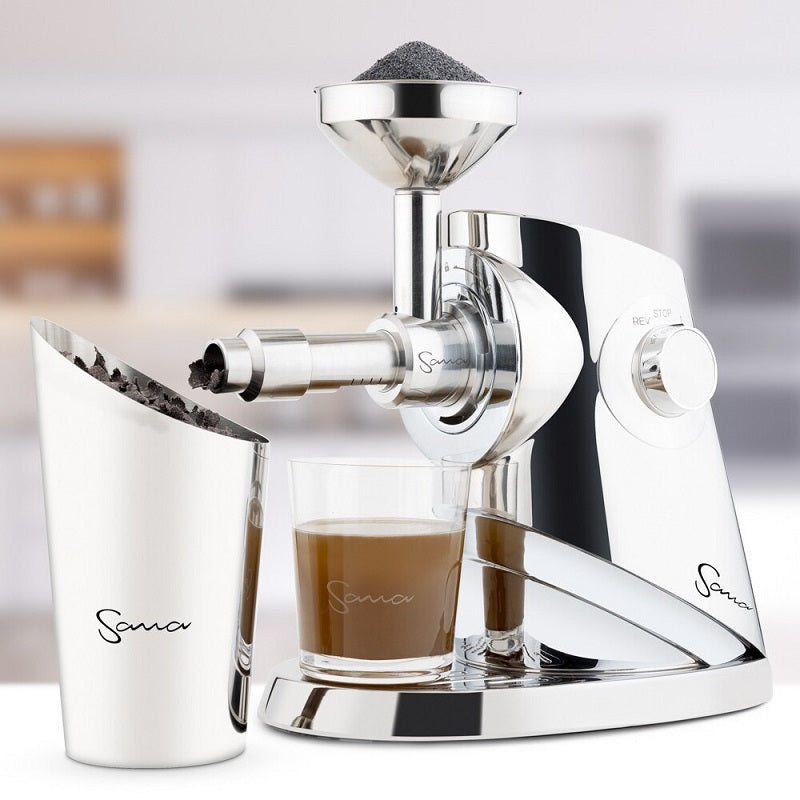 Sana Ultimate Juicer 929 mit Ölpresse pressend Mohnsamen.