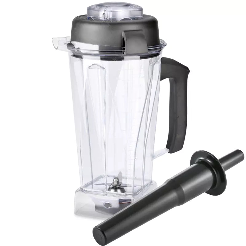 Ein transparenter Vitamix 2,0-l-Tritan-Behälter mit Nass-Schneidemesser und einem schwarzen Stößel.
