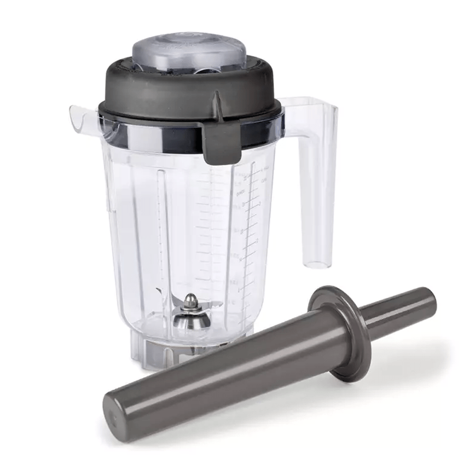 Ein durchsichtiger Vitamix 0,9-Liter-Tritan-Behälter mit einem nassen Schneidemesser ist zusammen mit einem Stopfer vor einem weißen Hintergrund abgebildet.