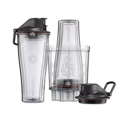 Einzelteile des Vitamix Personal Cup Adapters und zweier Mixbecher.