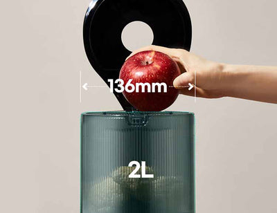 Der Hurom H320N Megahopper ist 136 cm breit und hat eine Kapazität von 2 Litern. Er wird mit einem Apfel befüllt.
