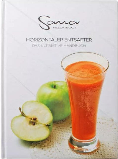 Ein Hardcover-Buch "Sana Horizontal Juicer Rezeptbuch" liegt aufgeschlagen vor uns. Das Titelbild zeigt ein Glas mit Karottensaft auf einer Spitzenunterlage, daneben liegen zwei Granny-Smith-Äpfel, von denen einer halbiert ist und zur Dekoration dient.