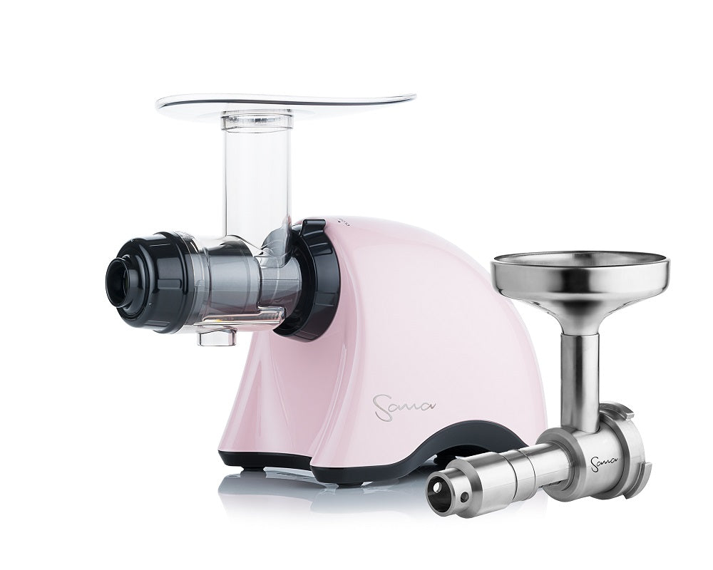 Sana 707 Slow-Juicer in Pink, montiert und nach links zeigend auf weißem Tisch, mit weißem Hintergrund. Neben ihm befindet sich die Sana 702 Ölpresse als Option.