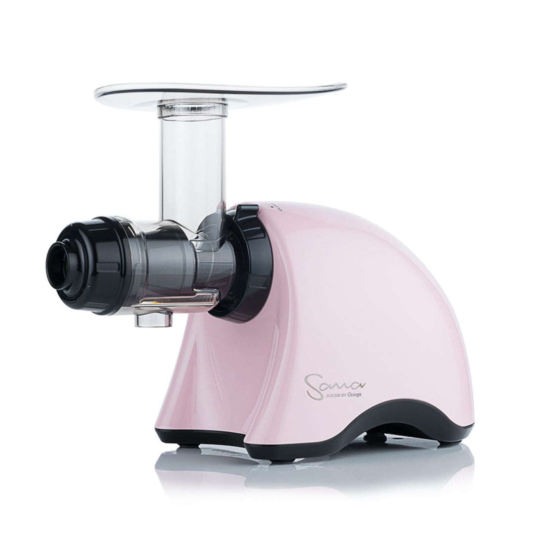 Sana 707 Slow-Juicer in Pink, montiert und nach links zeigend auf weißem Tisch, mit weißem Hintergrund.